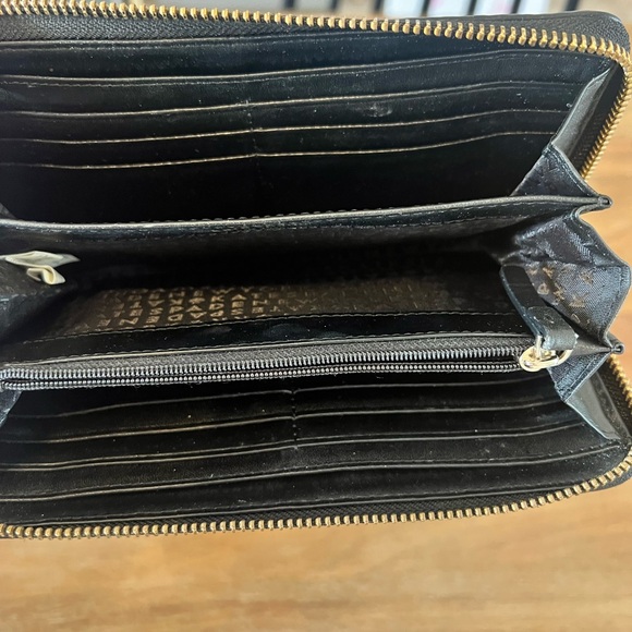 Kate Spade Zip Around Wallet. - Picture 5 of 16